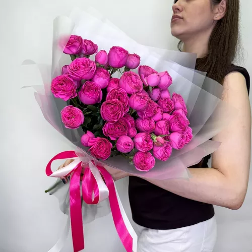 Букет из 15 пионовидных кустовых розовых роз