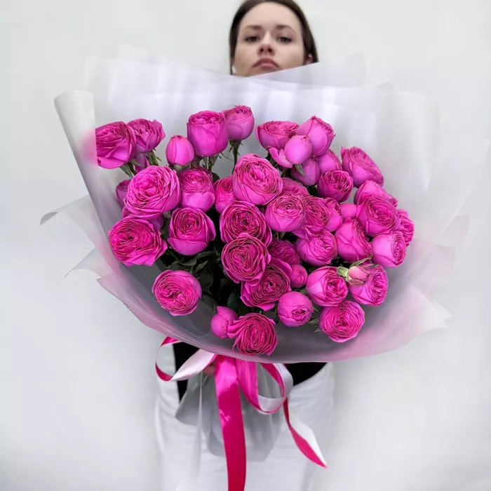 Букет из 15 пионовидных кустовых розовых роз