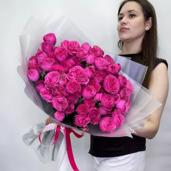 Букет из 19 пионовидных кустовых розовых роз