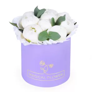 Букет из 9 белых пионов в фиолетовой шляпной коробке с эвкалиптом