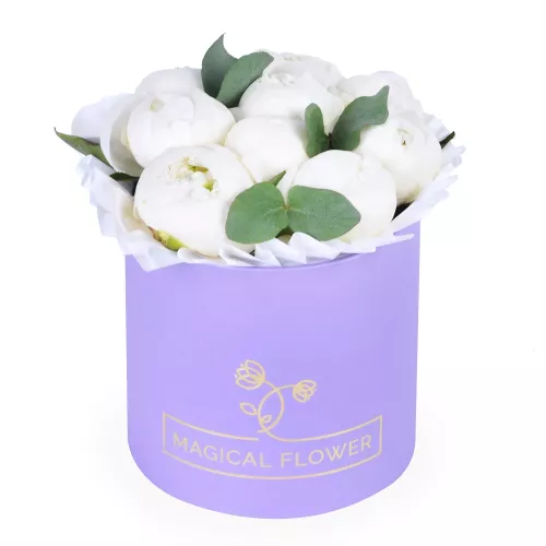 Букет из 9 белых пионов в фиолетовой шляпной коробке с эвкалиптом