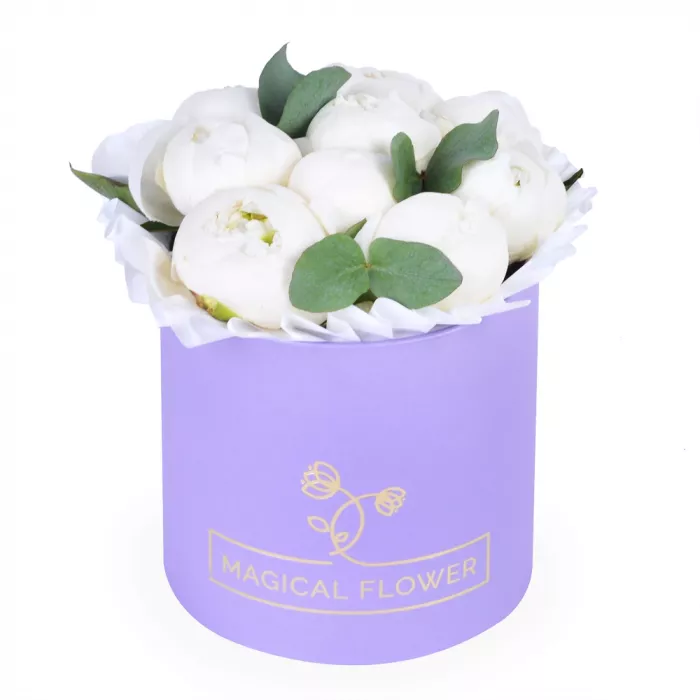 Букет из 9 белых пионов в фиолетовой шляпной коробке с эвкалиптом