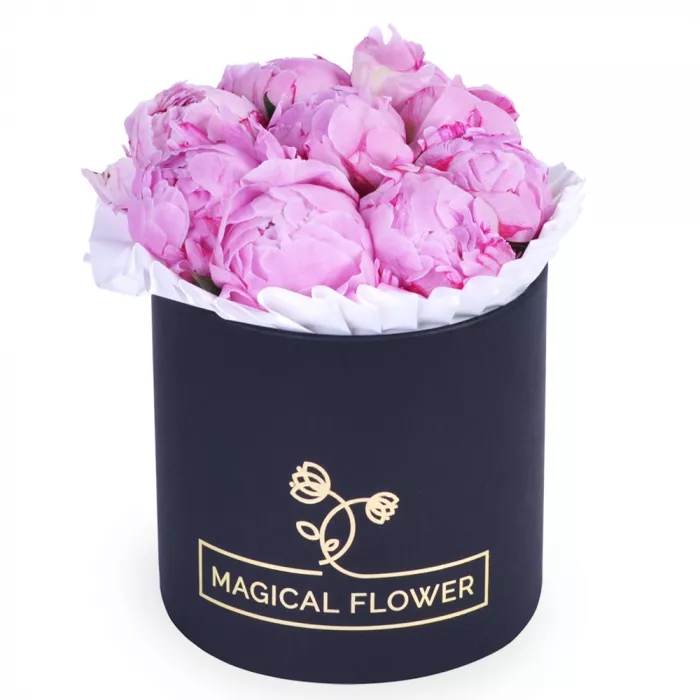 Букет из 9 розовых пионов в черной шляпной коробке