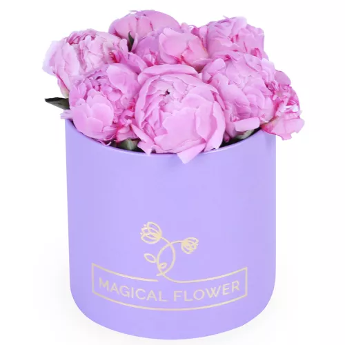 Букет из 7 розовых пионов в фиолетовой шляпной коробке