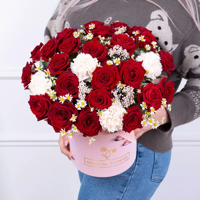 Шляпная коробка из роз и гвоздик