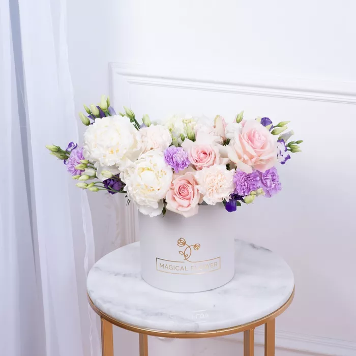 Шляпная коробка из гортензий, пионов и роз