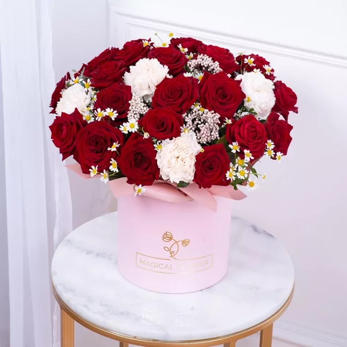 Шляпная коробка из роз и гвоздик