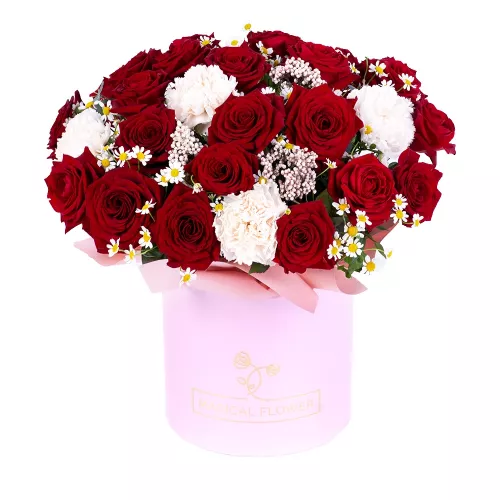 Шляпная коробка из роз и гвоздик