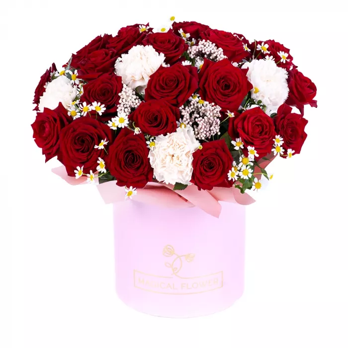 Шляпная коробка из роз и гвоздик