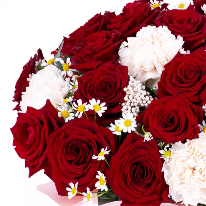 Шляпная коробка из роз и гвоздик