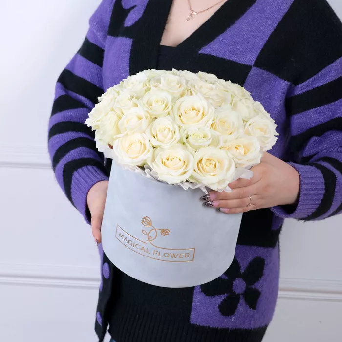 Букет из 25 белых роз premium в серой бархатной шляпной коробке