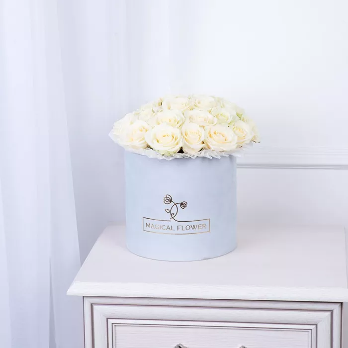 Букет из 25 белых роз premium в серой бархатной шляпной коробке