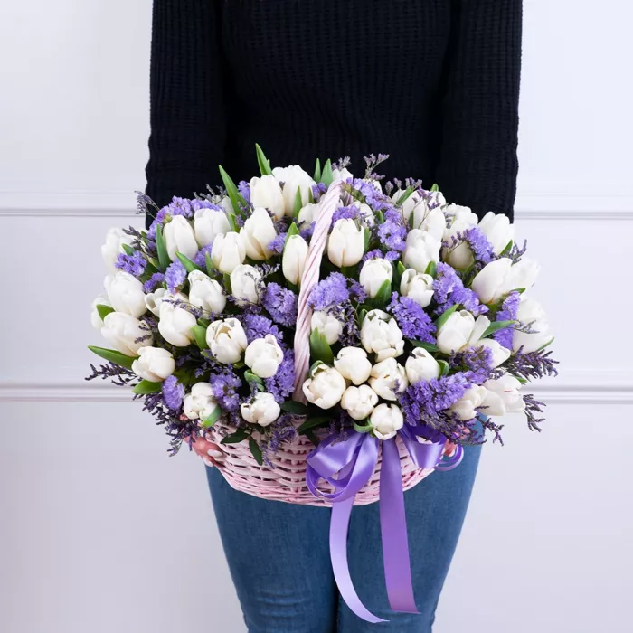 Букет из 71 тюльпана со статицей в корзине