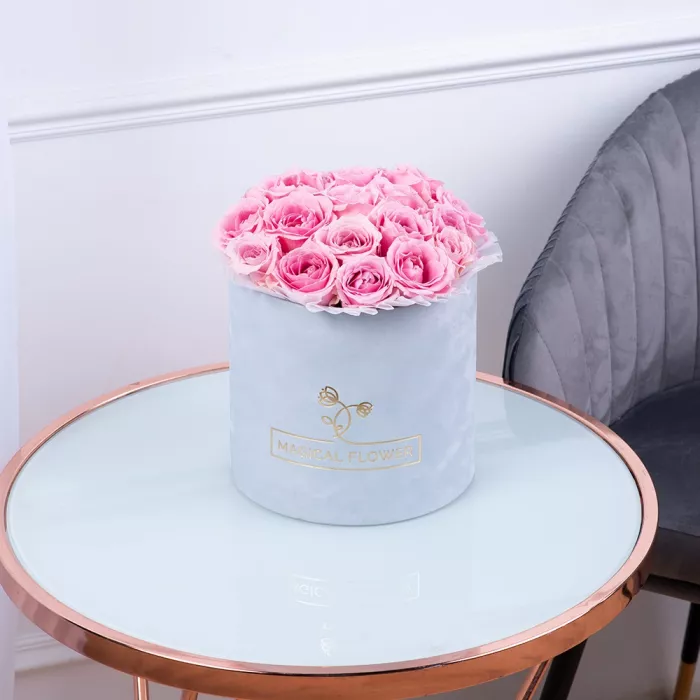 Букет из 19 розовых роз premium в серой бархатной шляпной коробке