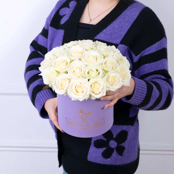 Букет из 25 белых роз premium в фиолетовой шляпной коробке