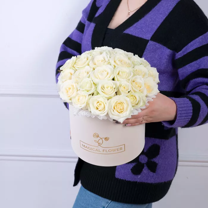 25 белых роз premium в кремовой шляпной коробке