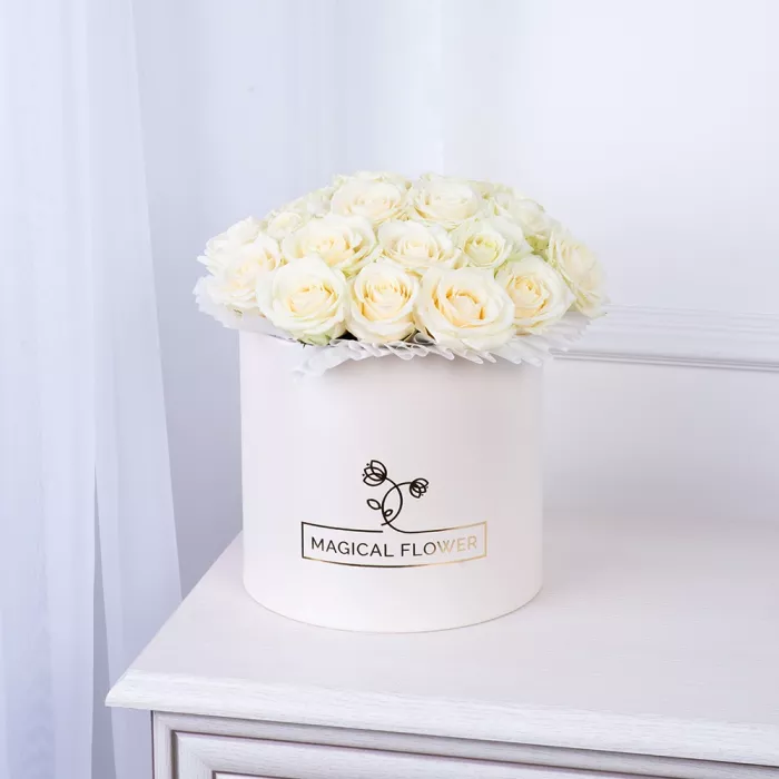 25 белых роз premium в кремовой шляпной коробке