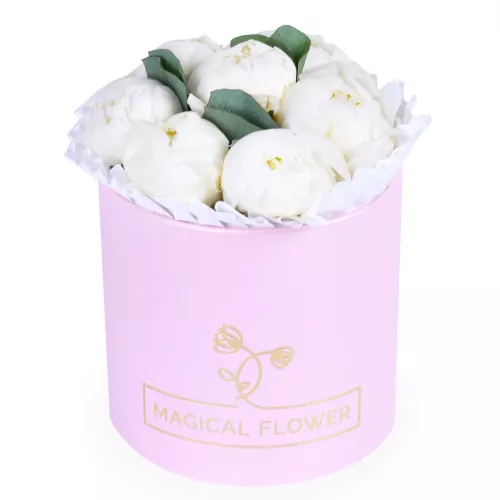 Букет из 7 белых пионов с эвкалиптом в розовой шляпной коробке