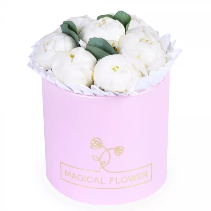 Букет из 7 белых пионов с эвкалиптом в розовой шляпной коробке