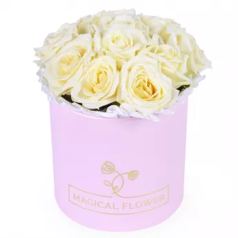Букет из 11 белых роз в розовой шляпной коробке 