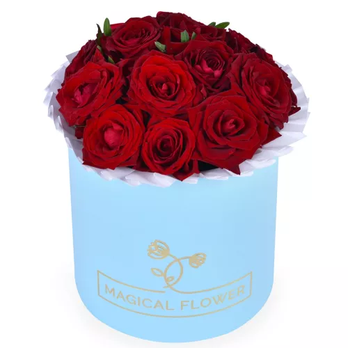 Букет из 11 красных роз в голубой шляпной коробке