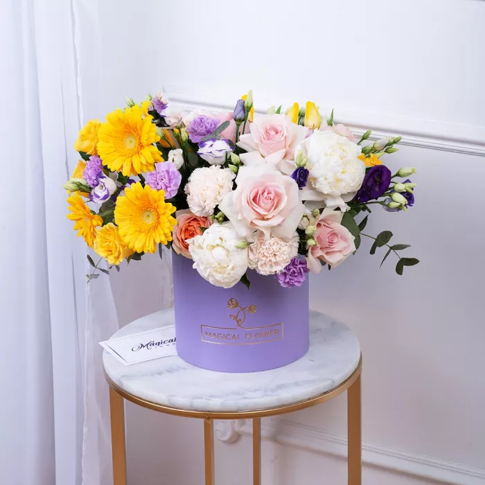 Букет в шляпной коробке из роз, гербер и хризантем