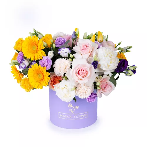 Букет в шляпной коробке из роз, гербер и хризантем