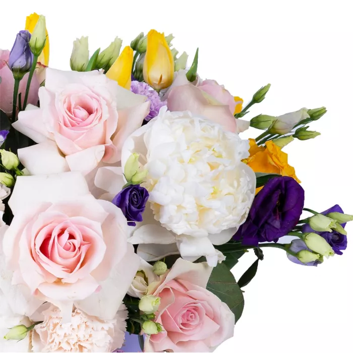 Букет в шляпной коробке из роз, гербер и хризантем