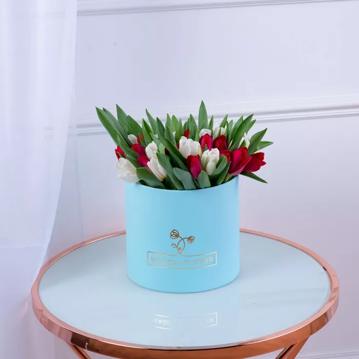 51 Разноцветный тюльпан в голубой шляпной коробке