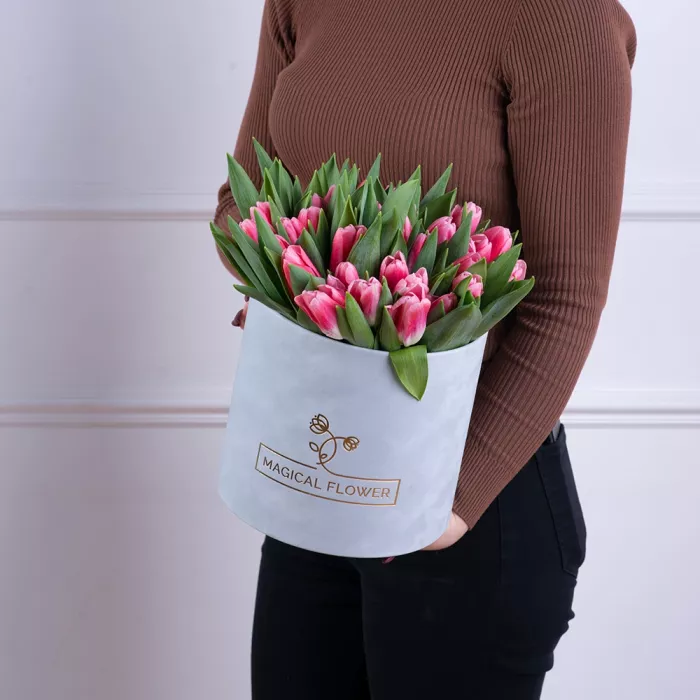 51 Бело-малиновый тюльпан в серой бархатной шляпной коробке