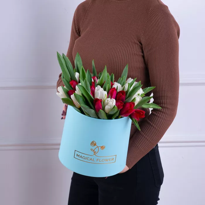 51 Разноцветный тюльпан в голубой шляпной коробке