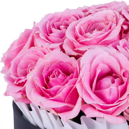 Маленький букет из 15 розовых роз premium в черной шляпной коробке