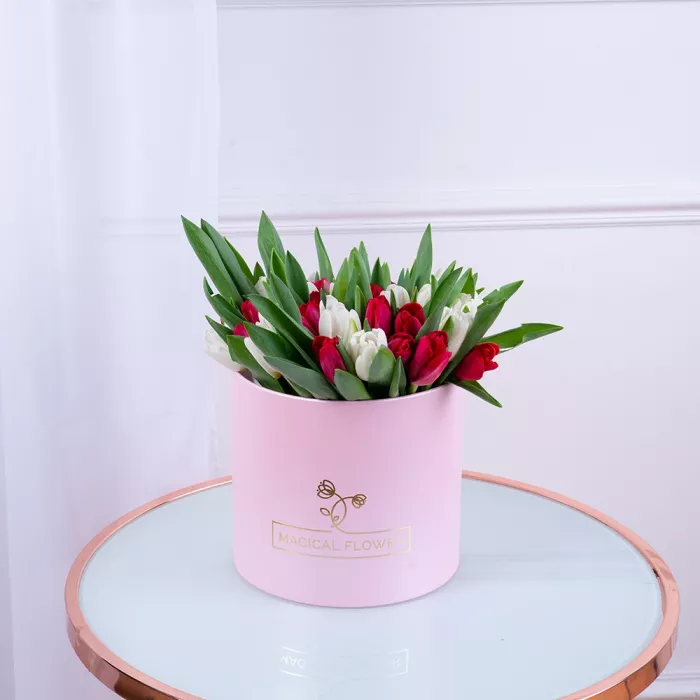 51 Разноцветный тюльпан в розовой шляпной коробке