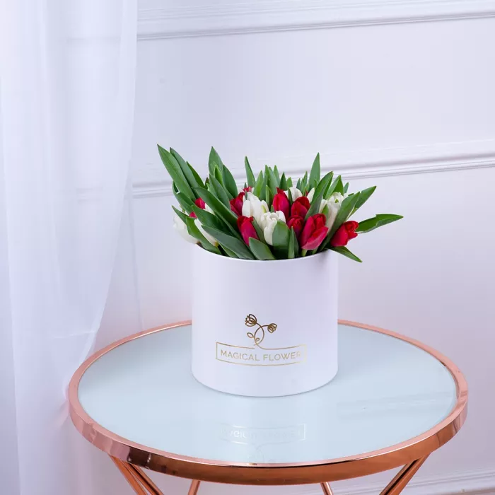 51 Разноцветный тюльпан в белой шляпной коробке