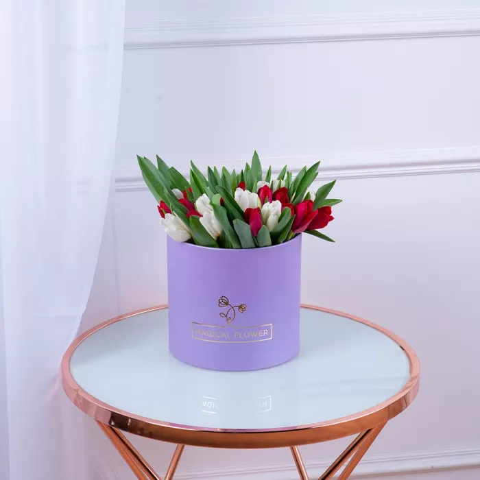 51 Разноцветный тюльпан в фиолетовой шляпной коробке