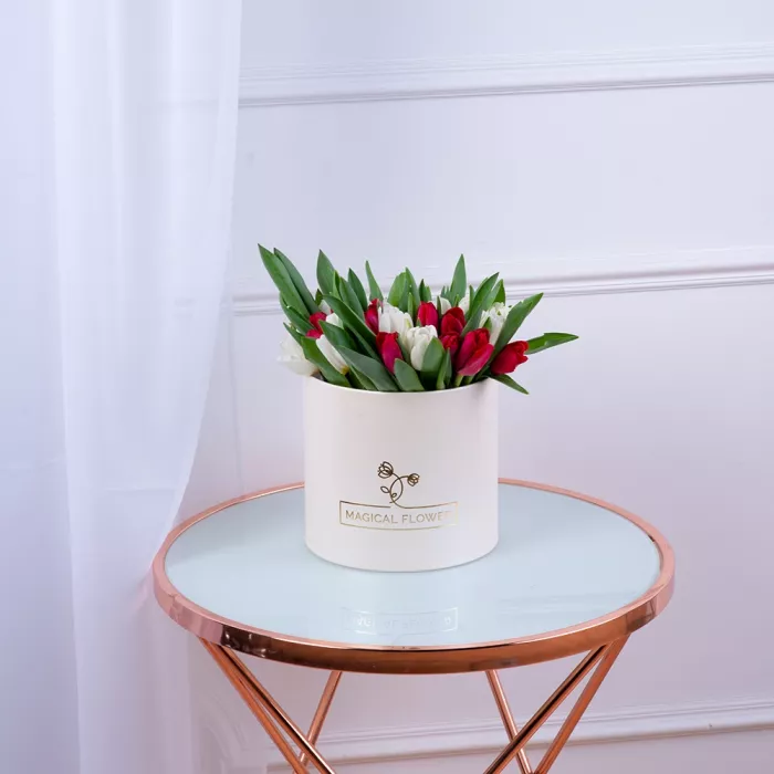 51 Разноцветный тюльпан в кремовой шляпной коробке