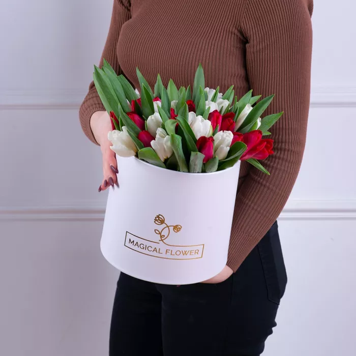 51 Разноцветный тюльпан в белой шляпной коробке