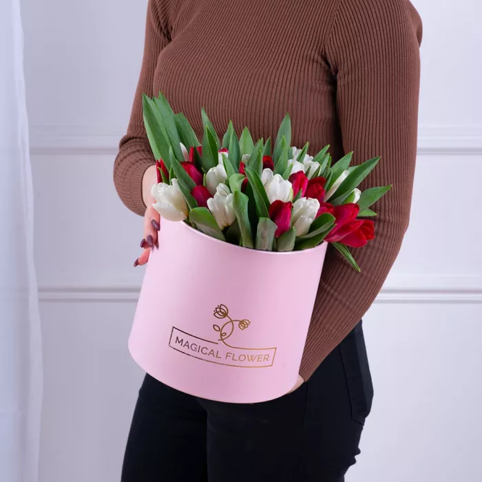 51 Разноцветный тюльпан в розовой шляпной коробке