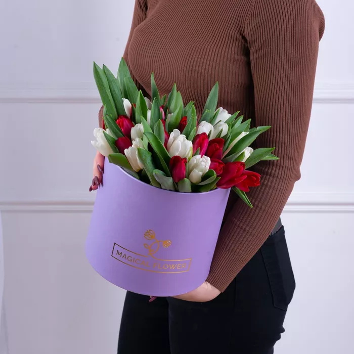 51 Разноцветный тюльпан в фиолетовой шляпной коробке