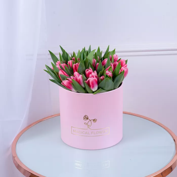 51 Бело-малиновый тюльпан в розовой шляпной коробке