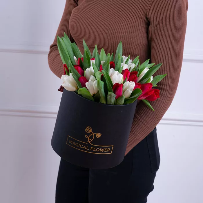 51 Разноцветный тюльпан в черной шляпной коробке