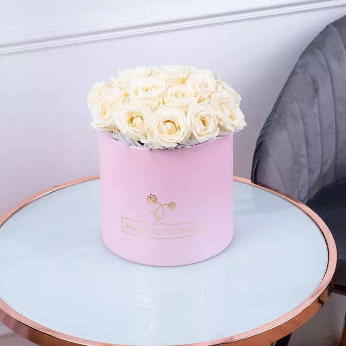Букет из 19 белых роз premium в розовой шляпной коробке