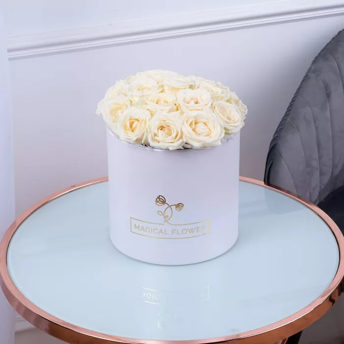 Букет из 19 белых роз premium в белой шляпной коробке