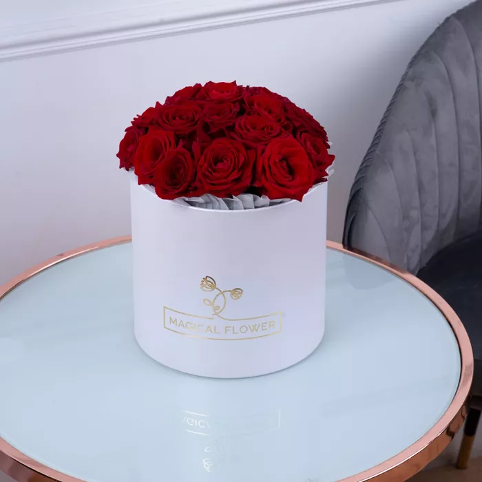 Букет из 19 красных роз premium в белой шляпной коробке