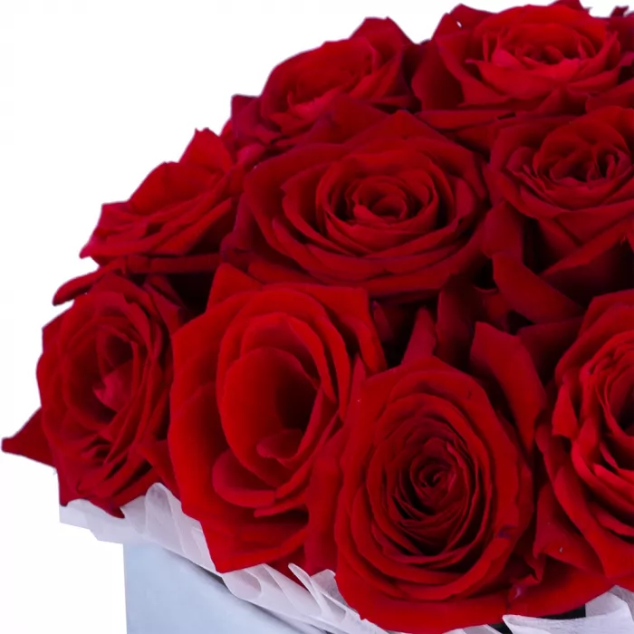 Букет из 19 красных роз premium в серой бархатной шляпной коробке