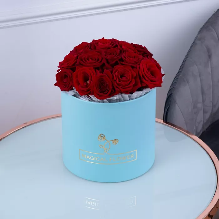 Букет из 19 красных роз premium в голубой шляпной коробке