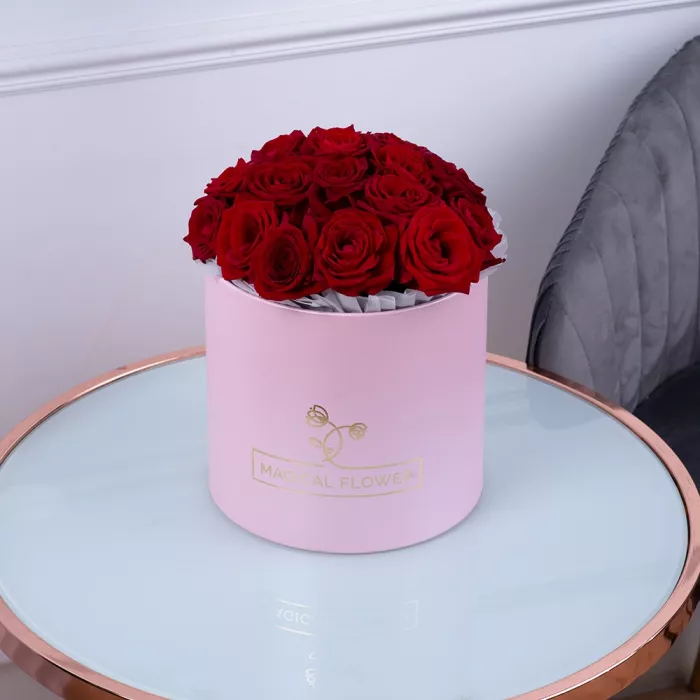 Букет из 19 красных роз premium в розовой шляпной коробке