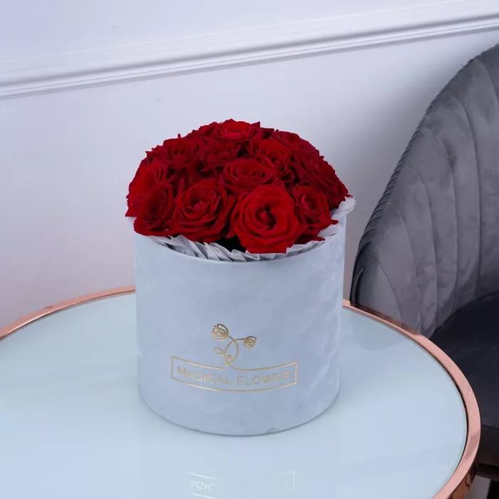 Букет из 19 красных роз premium в серой бархатной шляпной коробке