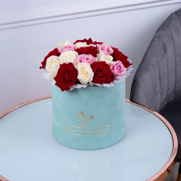 Букет из 19 разноцветных роз premium в зеленой бархатной шляпной коробке