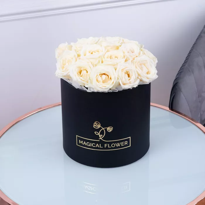 Букет из 19 белых роз premium в черной шляпной коробке